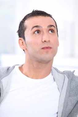 gülümsemek gülümseyen genç adam