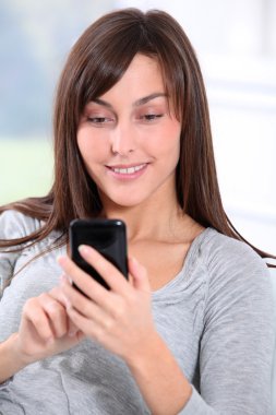 Güzel genç bayan cep telefonuyla konuşuyor.