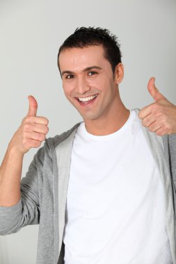başparmak yukarıya ile genç adam closeup