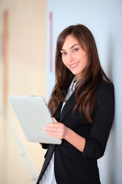 iş kadını salonunda elektronik pad ile ayakta