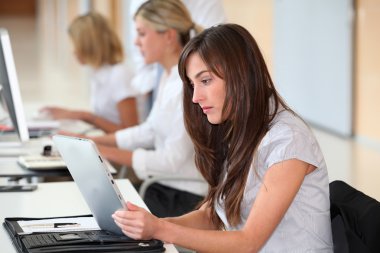 office elektronik yastık üzerinde çalışan iş kadını