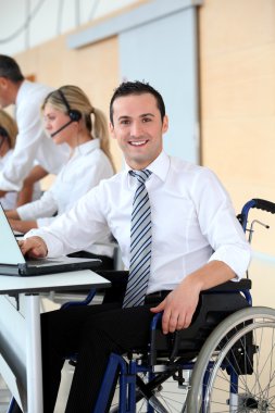Tekerlekli sandalyede ofis çalışanı