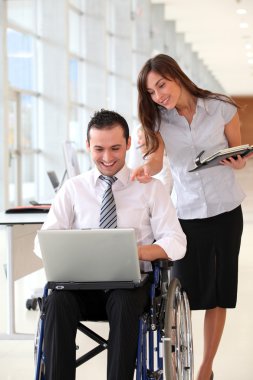 Office Yardımcısı ile tekerlekli sandalyede işadamı