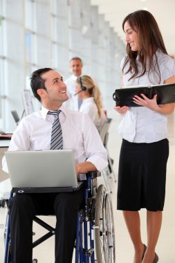 Office Yardımcısı ile tekerlekli sandalyede işadamı