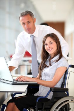 Yöneticisi ve tekerlekli sandalye ofis çalışanı