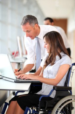 Yöneticisi ve tekerlekli sandalye ofis çalışanı