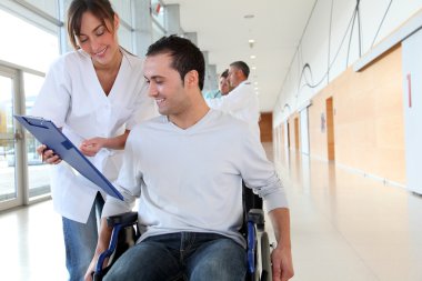 Tekerlekli sandalyede bir adam tarafından ayakta beuatiful hemşire