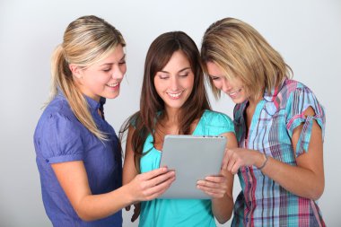 Elektronik yastık ile oynayan arkadaşlar