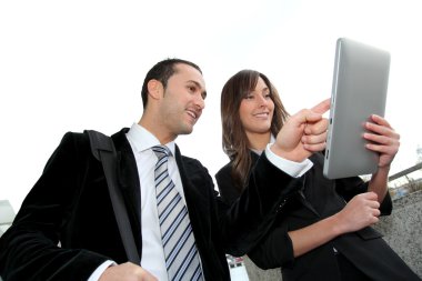 iş toplantısı dışında elektronik tablet ile
