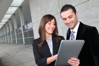 iş toplantısı dışında elektronik tablet ile