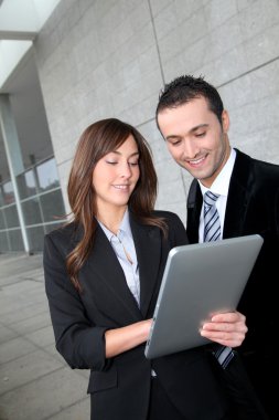iş toplantısı dışında elektronik tablet ile