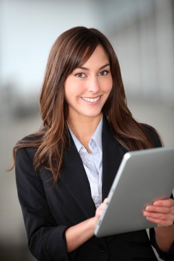 Elektronik tablet ile güzel iş kadını closeup