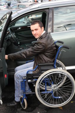 genç adam arabasında getting tekerlekli sandalyede