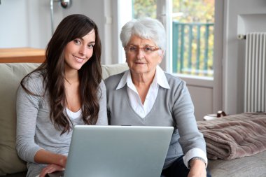 genç kadın ve yaşlı kadın ile dizüstü bilgisayar