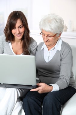 yaşlı kadın torunu ile dizüstü bilgisayar ile