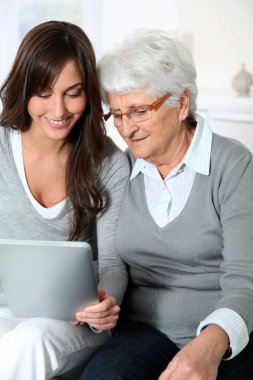 yaşlı kadın torunu ile dizüstü bilgisayar ile