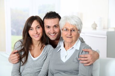 Büyükanne torunları ile portresi