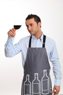 Sommelier kırmızı şarap tadıyor.
