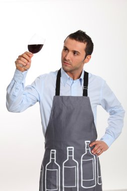Sommelier kırmızı şarap tadıyor.