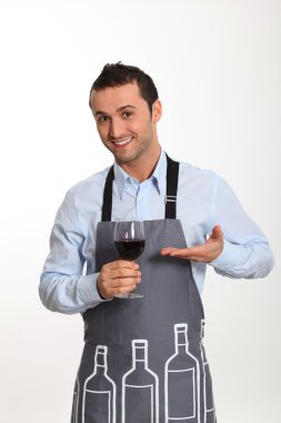 Sommelier kırmızı şarap tadıyor.