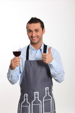 Sommelier kırmızı şarap tadıyor.
