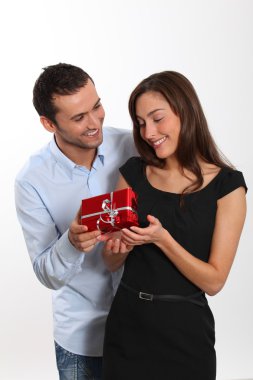 adam kız arkadaşına hediye teklif