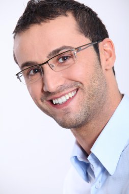 gülümsemek gülümseyen adam gözlük ile