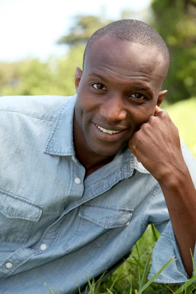 Homme relaxant dans le parc public — Photo