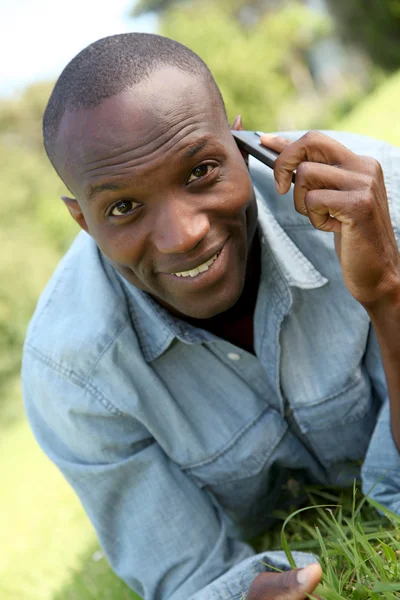 Άνθρωπος για τον καθορισμό σε πάρκο με κινητό τηλέφωνο — Φωτογραφία Αρχείου