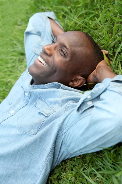 Un homme fait une sieste dans un parc — Photo