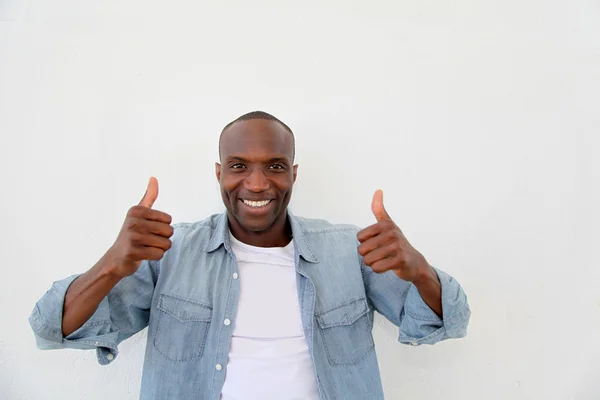 Retrato de sorrindo homem mostrando thums até — Fotografia de Stock