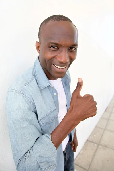 Portrait of smiling man showing thums up — Stock Photo, Image