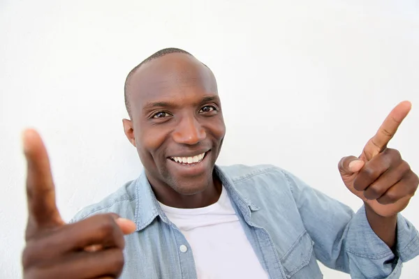 Portrét usmívající se muž zobrazeno thums nahoru — Stock fotografie