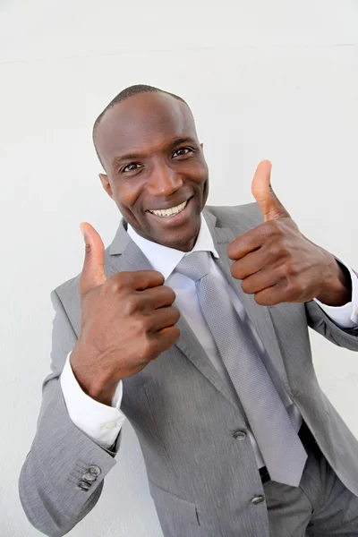 Retrato de homem de negócios mostrando polegares para cima — Fotografia de Stock