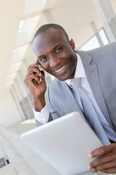 Salesman on business travel using electronic tablet — Stock Photo, Image