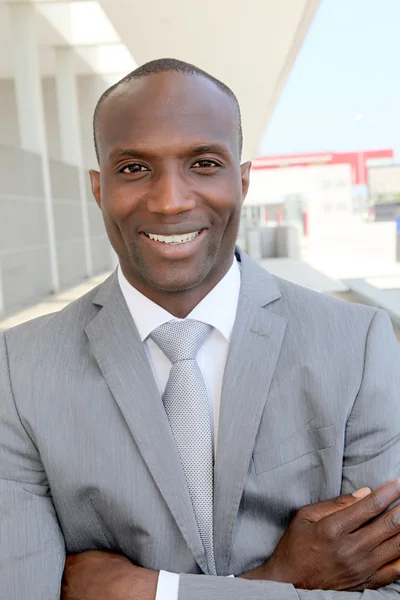 Portrait d'un homme d'affaires souriant debout à l'extérieur — Photo