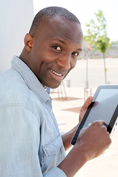 Man in urban area using electronic tablet — Stock Photo, Image