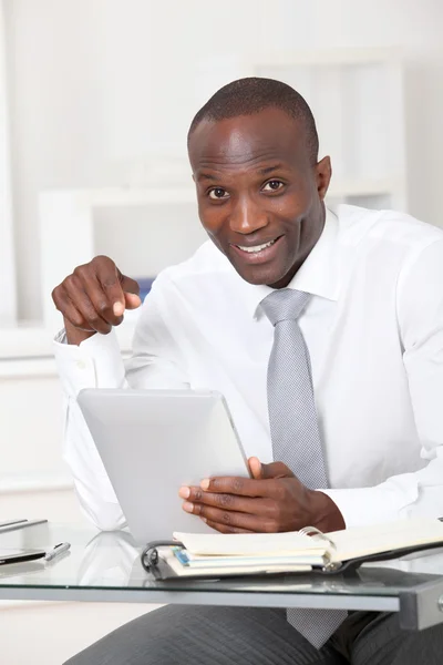 Homme d'affaires utilisant une tablette électronique au bureau — Photo