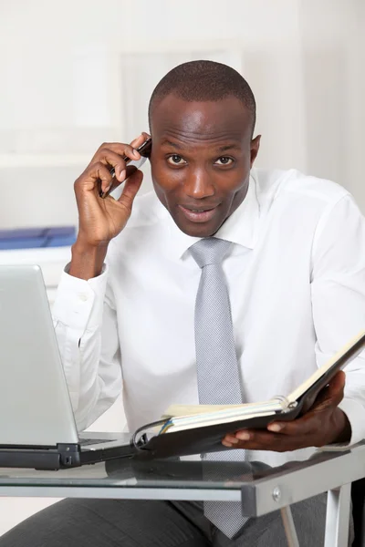Obchodník mluví po telefonu v kanceláři — Stock fotografie