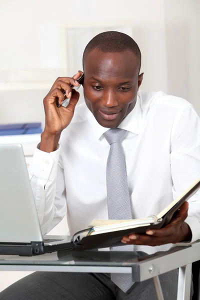 Uomo d'affari che parla al telefono in ufficio — Foto Stock