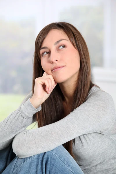 Close-up van vrouw met doordachte look — Stockfoto