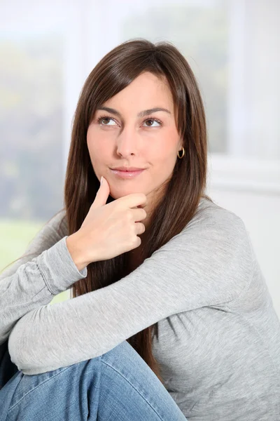 Närbild av kvinna med eftertänksam blick — Stockfoto
