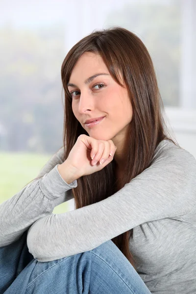 Primer plano de la mujer con mirada reflexiva — Foto de Stock