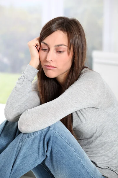 Nahaufnahme einer depressiven jungen Frau — Stockfoto