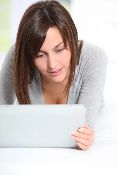 Jonge vrouw opleggen Bank met elektronische zeem — Stockfoto