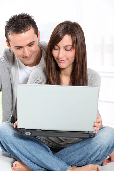 Young couple surfing on internet — Stock Photo, Image