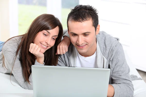 Pareja joven navegando en internet — Foto de Stock