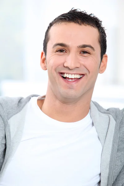 Closeup usmívající se mladý muž — Stock fotografie