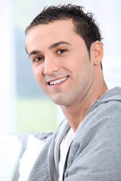 Close-up van glimlachen jonge man — Stockfoto