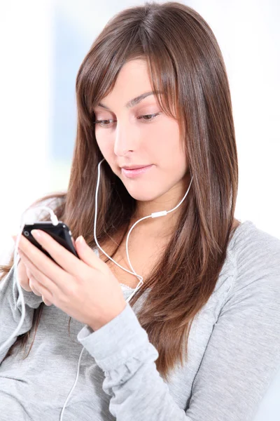 Nahaufnahme einer jungen Frau, die Musik hört — Stockfoto